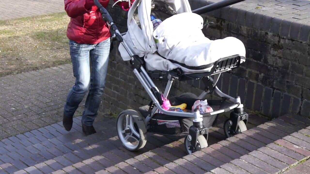 Как поднимать коляску по лестнице с ребенком